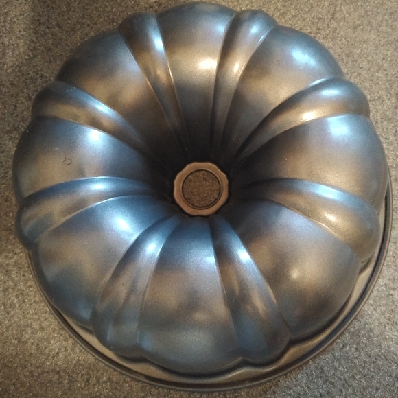 Calphalon nonstick Bundt pan - Picture 4 of 4
